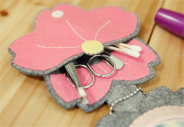 Romantic and elegant portable mirror made of handmade non-woven fabric DIY