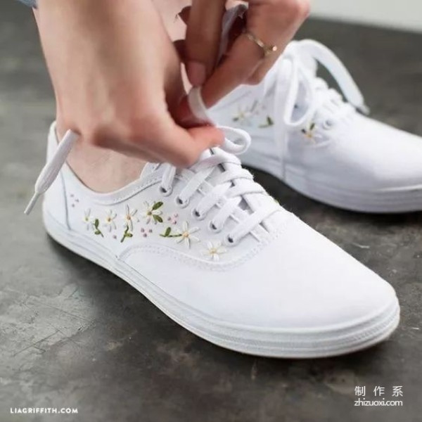 No matter how cheap or ordinary white shoes are, you can make them look beautiful with just one trick.