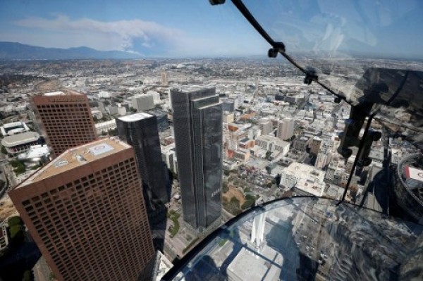 Do you dare to play the 300-meter-tall fully transparent glass slide in the United States?