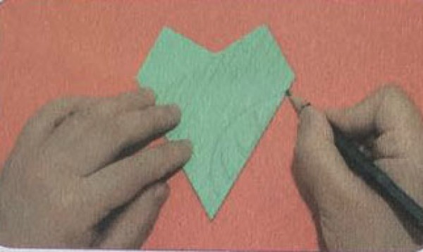 Steps to make paper-cut leaf patterns for children to make by hand