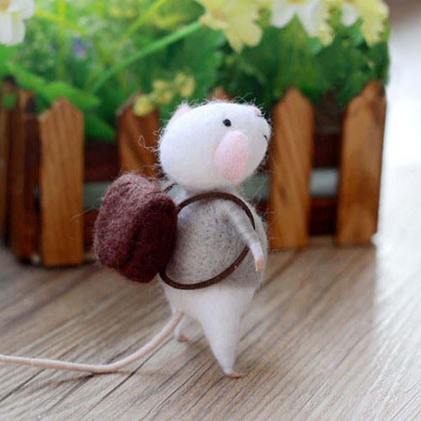 Wool felt handmade DIY products-cute and cute little elf mouse carrying a schoolbag to school