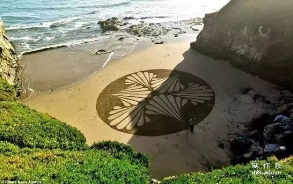 Have you ever seen the most beautiful beach painted with a rake?