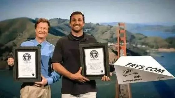 An expert teaches you how to fold a paper airplane that can fly 70 meters away, and even breaks a new Guinness record