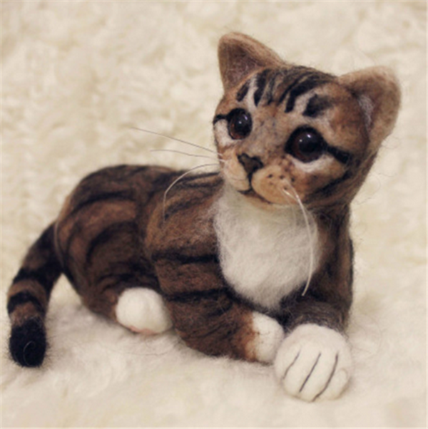 Wool felt handmade DIY works are elegant and cute cats