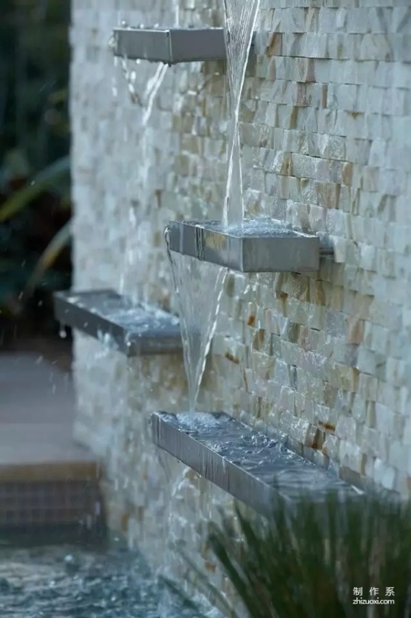 The wonderful interplay of water and wall is amazing!