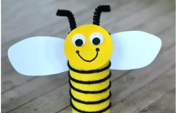 Tutorial on how to make origami bees using paper tubes