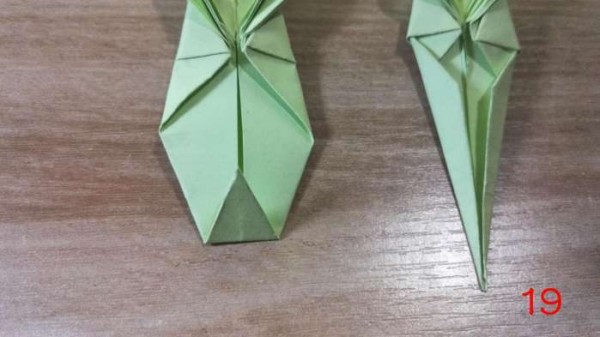 Handmade origami tutorial teaches you to use two pieces of paper to fold the king mantis in the grass.