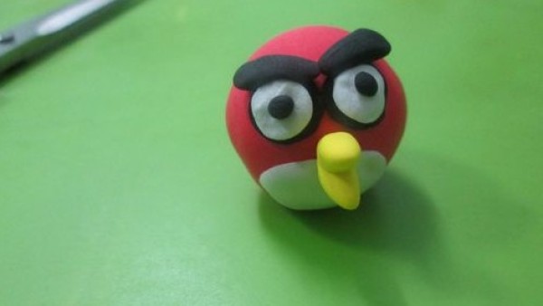 Use ultra-light clay to make angry birds. Handmade teaching for primary school students