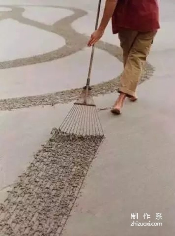 Have you ever seen the most beautiful beach painted with a rake?