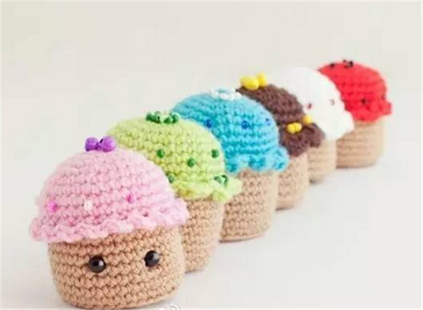 Appreciation of handmade DIY creative crochet strawberry cake products