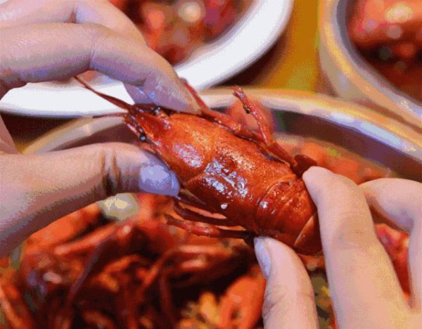 A Japanese boy carves a live wooden lobster, which is so ingenious that it looks like the real thing.