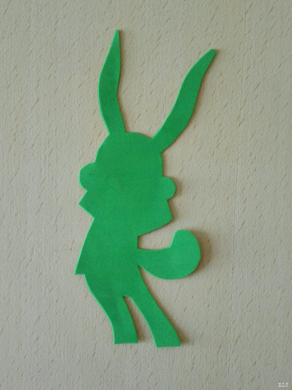 Childrens handicrafts teach you to use sponge paper to make a cute little bunny sticker with live waves.