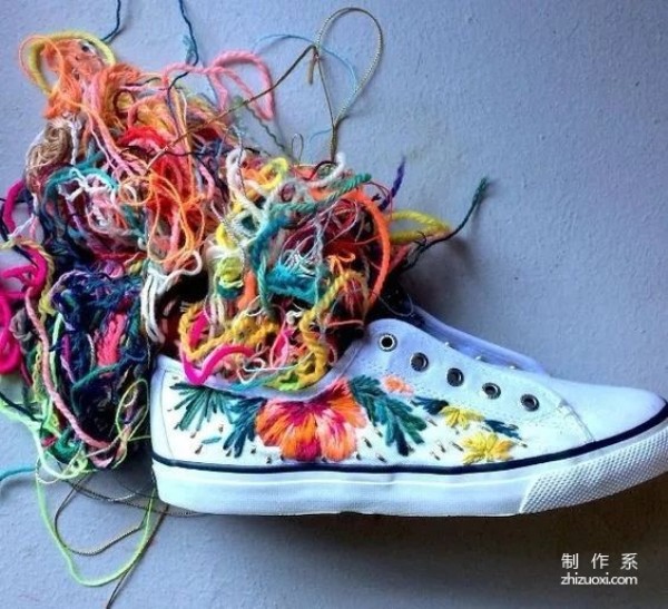 No matter how cheap or ordinary white shoes are, you can make them look beautiful with just one trick.