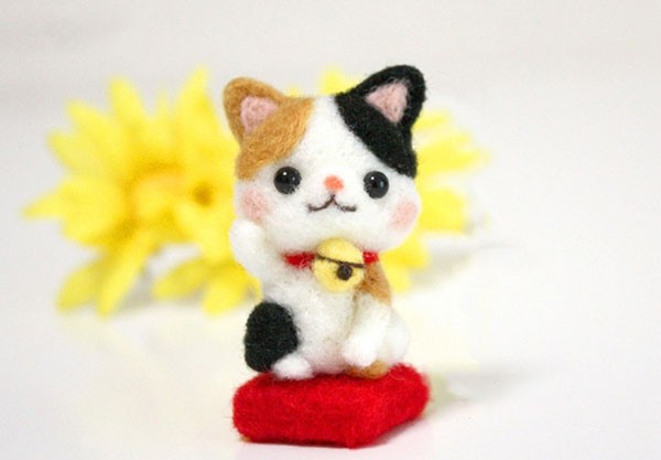 Appreciation of handmade DIY wool felt to make naughty and cute kittens