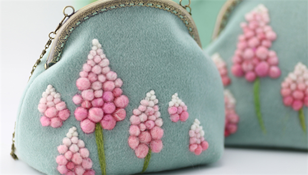 The creative DIY handmade franchise store shares the most beautiful wool felt gold bags here.