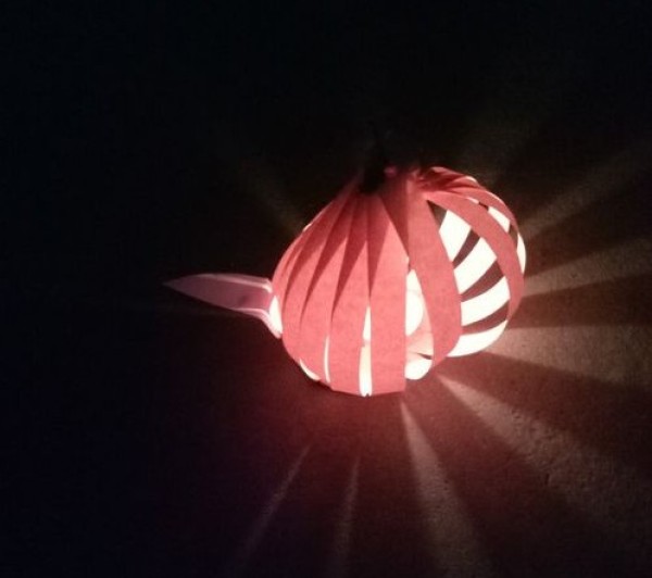 An illustrated tutorial on how to make handmade lanterns for the Mid-Autumn Festival