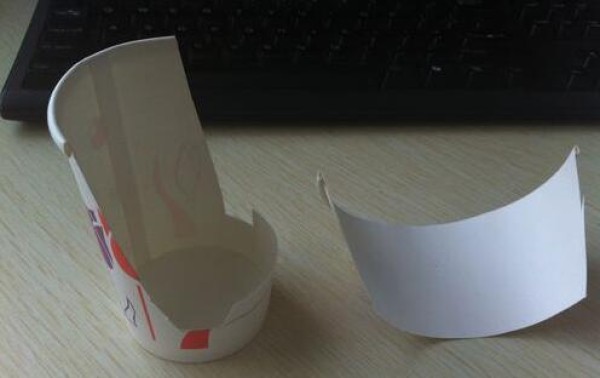 Make a mobile phone holder out of paper cups. DIY a holder out of paper cups.