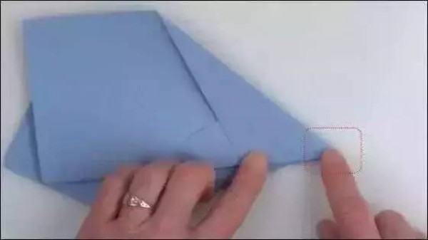 An expert teaches you how to fold a paper airplane that can fly 70 meters away, and even breaks a new Guinness record