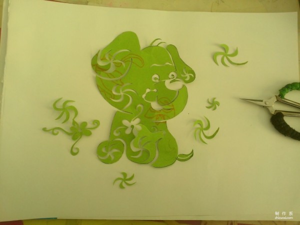 Teach you how to cut a cute puppy out of colored paper, how to cut a cute puppy by hand