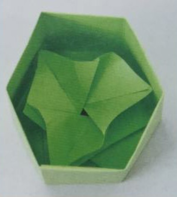 Step-by-step illustration of making a box made of heaven by hand origami