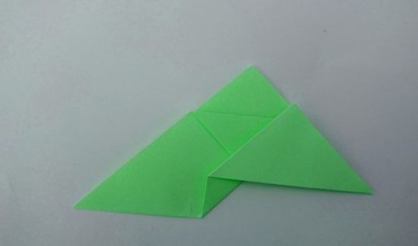 How to fold leaves by hand for children. Illustrated steps for folding leaves.