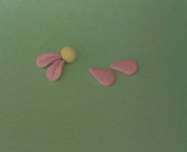 Color clay to make flower hairpins