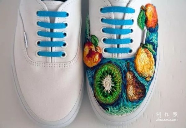 No matter how cheap or ordinary white shoes are, you can make them look beautiful with just one trick.