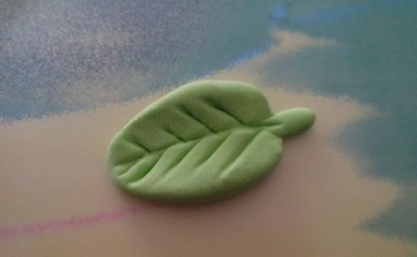 Use clay to shape cute leaf octopus. The little octopus also wants to take shelter from the rain.