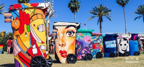 There were so many big names at the music festival, but I was taking a photo with a trash can