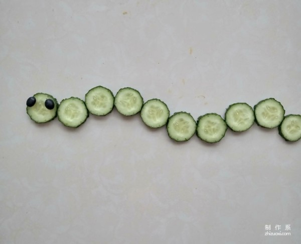 Complete picture and steps of DIY cucumber caterpillar stickers for children