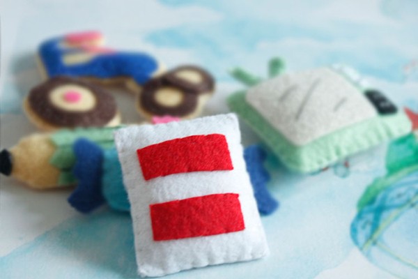 Appreciate the DIY non-woven brooch made from the cute toys from childhood