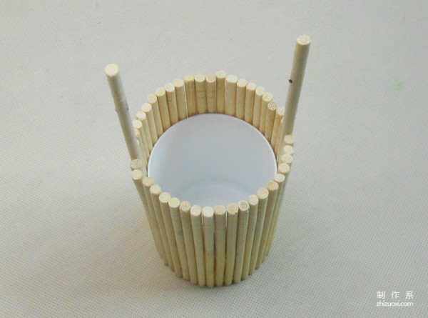 Use disposable chopsticks and bamboo chopsticks to make a DIY simple bucket ornament model for children.