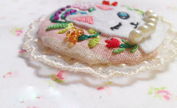 Small white cat brooch made by DIY handmade creative embroidery non-woven fabric