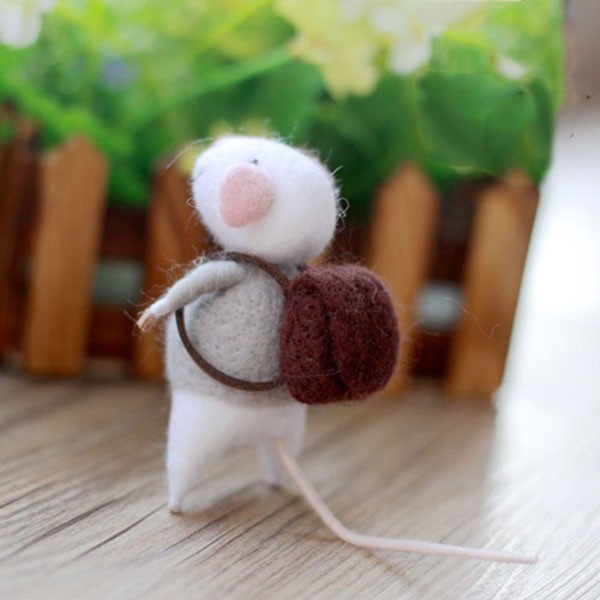 Wool felt handmade DIY products-cute and cute little elf mouse carrying a schoolbag to school