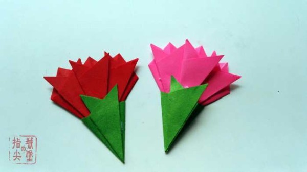 Tutorial on how to make origami flowers and carnations