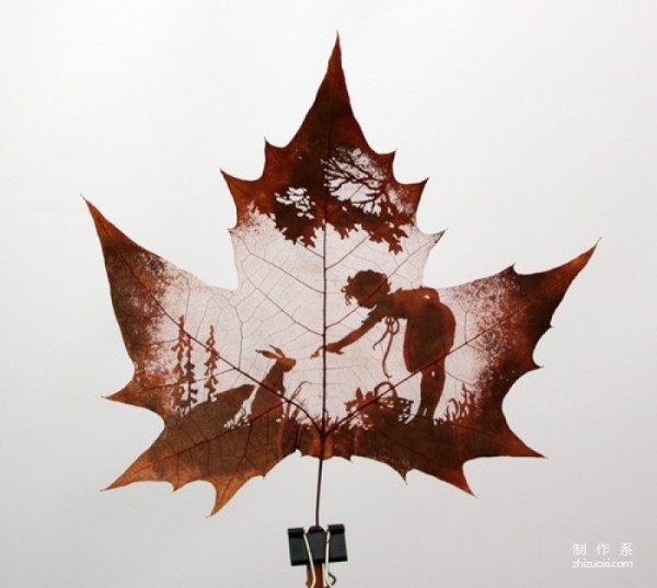 There are no identical leaves in the world. Have you seen the vast world carved on leaves?