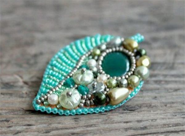 Create a unique and creative hand-beaded DIY braided brooch