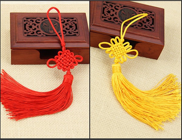 Appreciation of colorful handmade DIY woven Chinese knots