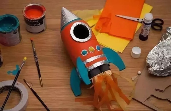 Make a space shuttle toy out of plastic bottles, kids crafts