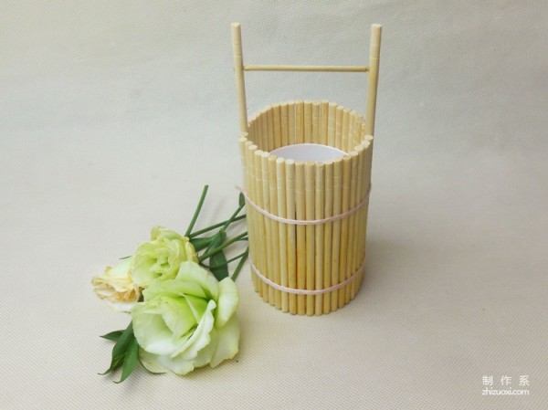 Use disposable chopsticks and bamboo chopsticks to make a DIY simple bucket ornament model for children.