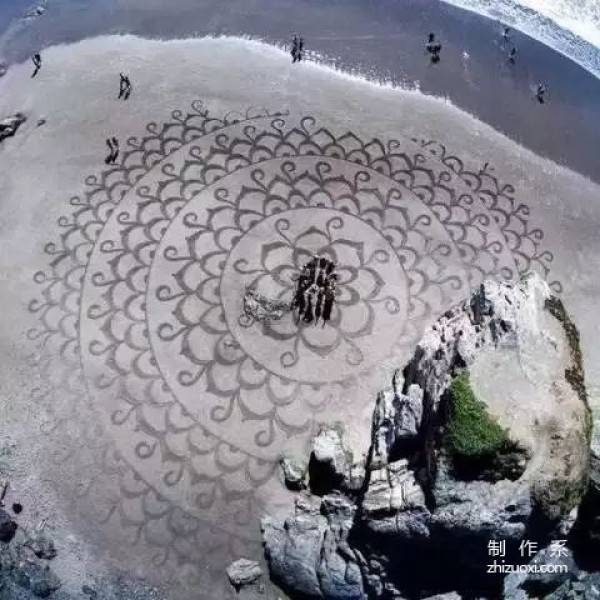 Have you ever seen the most beautiful beach painted with a rake?