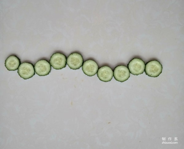 Complete picture and steps of DIY cucumber caterpillar stickers for children