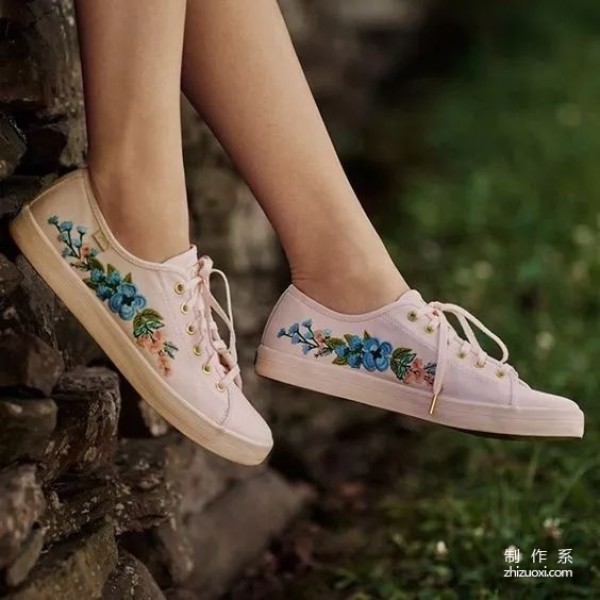 No matter how cheap or ordinary white shoes are, you can make them look beautiful with just one trick.