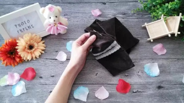 Handmade tutorial on using trouser legs and old clothes to transform paper towel covers