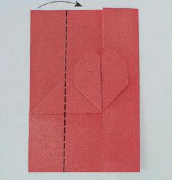 Illustration of simple folding method of heart-shaped red envelope bag