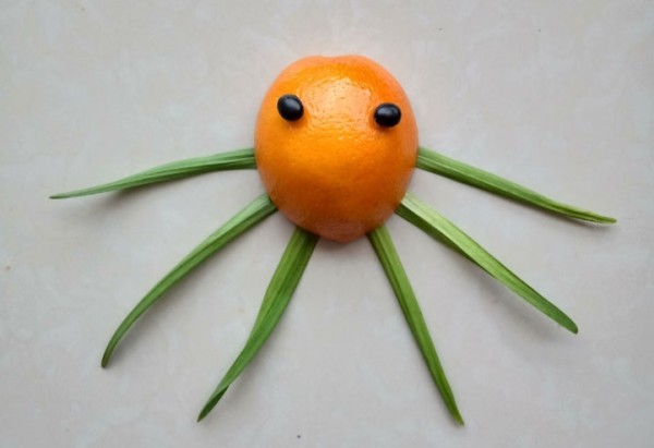 How to make a simple and pretty little jellyfish collage using oranges and leeks