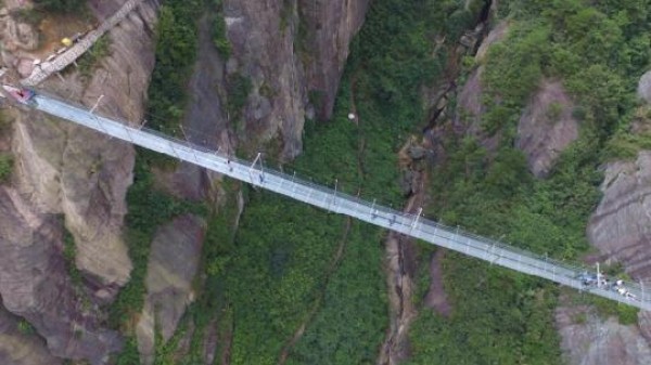 Do you dare to cross Pingjiang Shiniuzhai Glass Suspension Bridge?