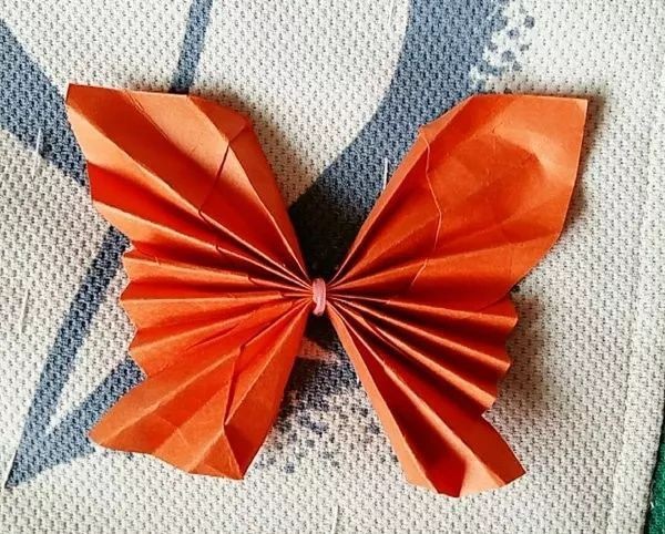 Steps to make beautiful three-dimensional origami butterflies