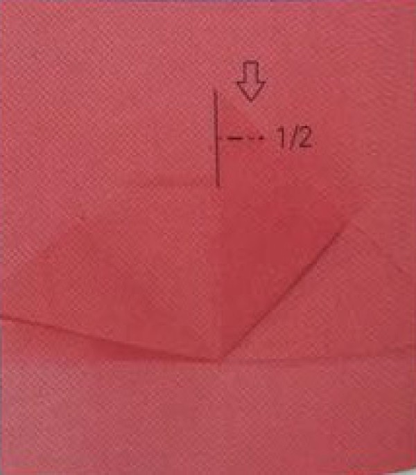 Illustration of simple folding method of heart-shaped red envelope bag