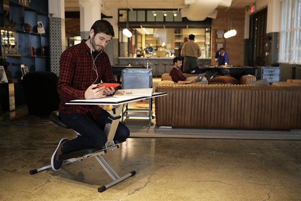 Folding desk that allows you to sit easily